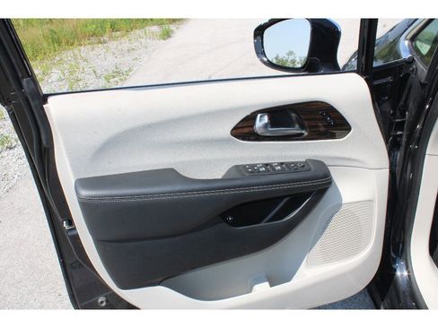 Used 2023 Chrysler Pacifica Limited image 19