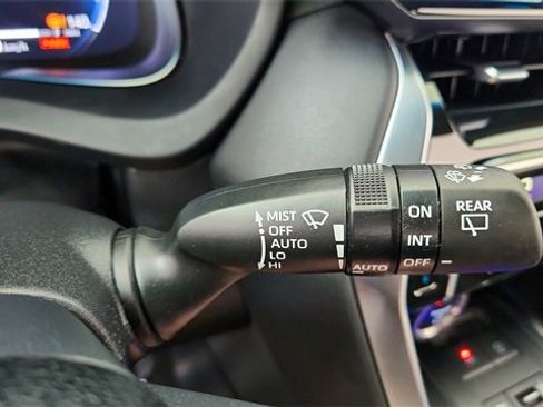 Used 2023 Toyota Venza Limited image 43