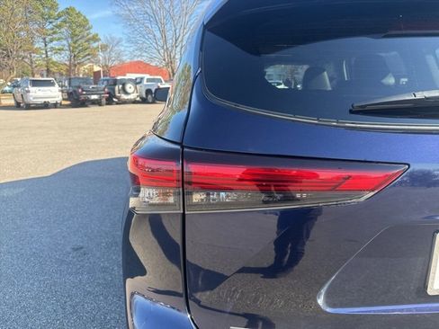 Used 2022 Toyota Highlander XLE image 10
