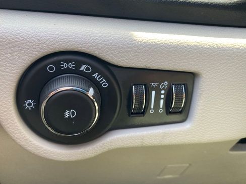 Used 2024 Chrysler Pacifica Touring-L FWD image 26