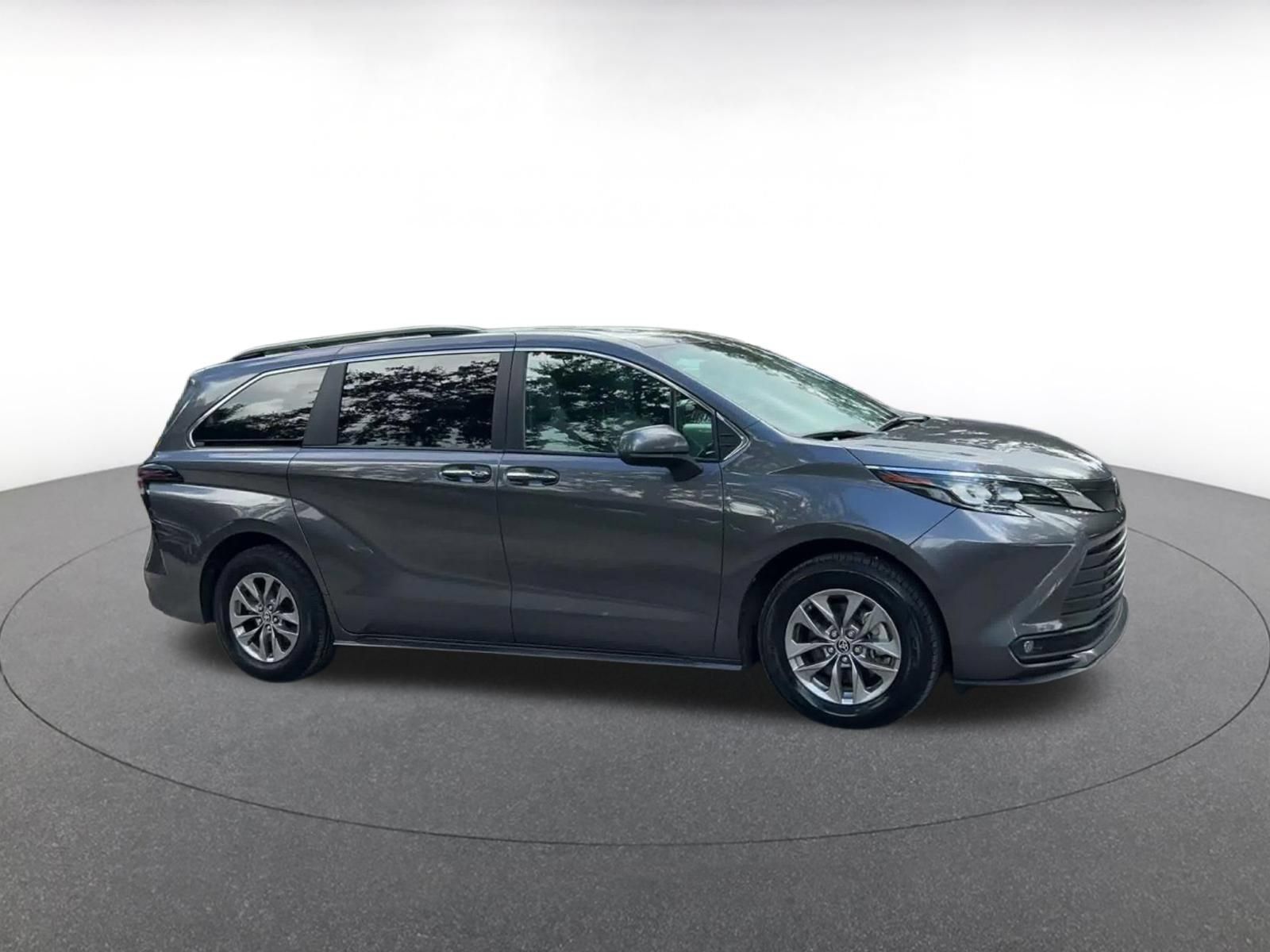 Used 2025 Toyota Sienna XLE FWD image 2