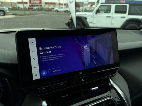 Used 2024 Toyota Venza Limited image 18