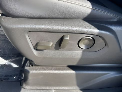 Used 2025 Chevrolet Suburban Z71 image 10