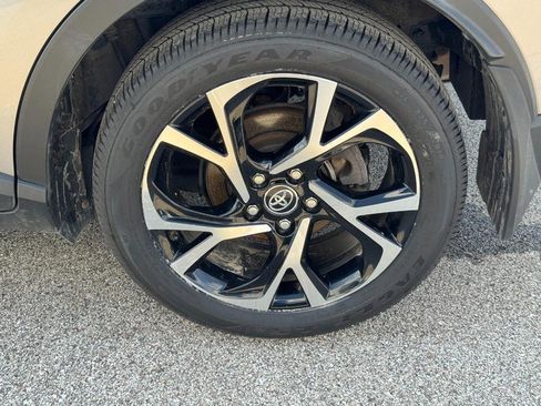 Used 2018 Toyota C-HR XLE image 7