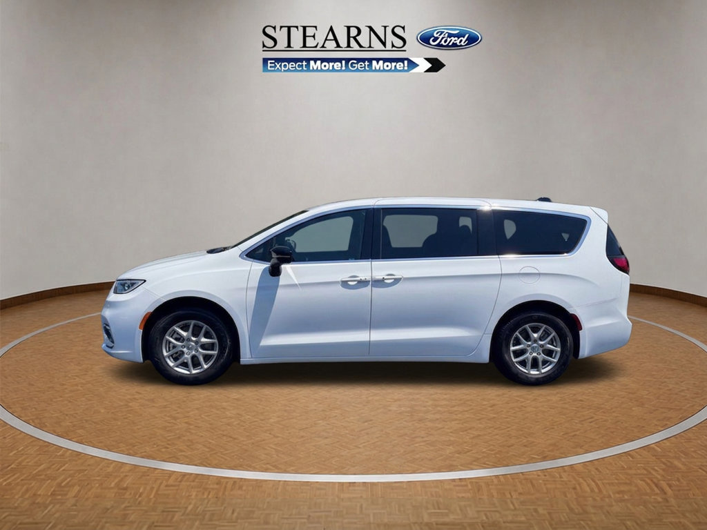 Used 2025 Chrysler Pacifica Select FWD image 3
