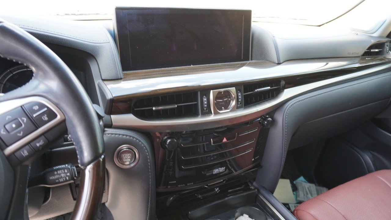 Used 2021 Lexus LX 570 4WD w/ Luxury Package image 13