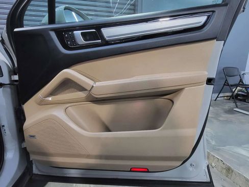 Used 2023 Porsche Cayenne Platinum Edition image 26