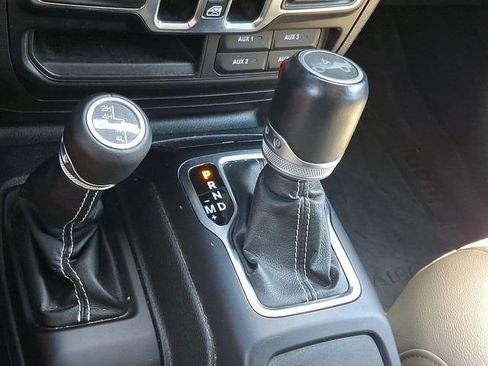 Used 2019 Jeep Wrangler Unlimited Sahara AWD/4WD image 15