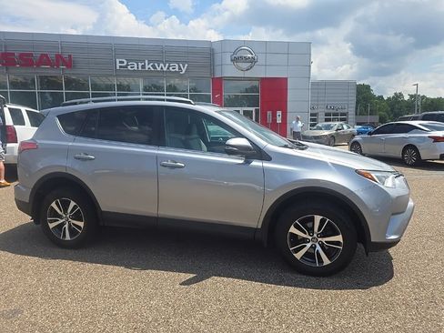 Used 2018 Toyota RAV4 XLE w/ Plus Extra Value Package AWD/4WD image 9
