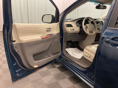 Used 2011 Toyota Sienna XLE w/ Entertainment Pkg image 23