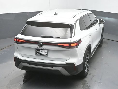 Certified 2025 Volkswagen Tiguan SE image 48