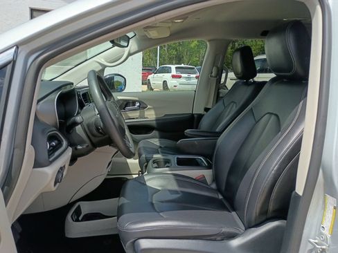 Certified 2024 Chrysler Pacifica Touring-L FWD image 13