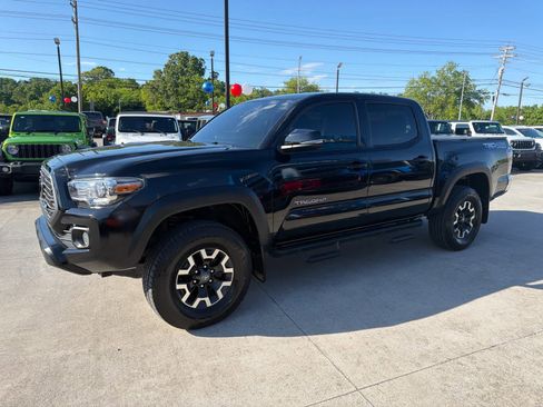 Used 2022 Toyota Tacoma TRD Off-Road AWD/4WD image 5