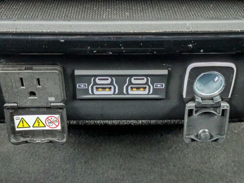 Used 2024 Jeep Wagoneer L Series II w/ Flexible Seating Group RWD image 10