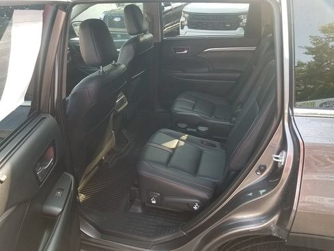 Used 2019 Toyota Highlander SE AWD/4WD image 6