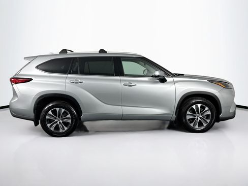 Used 2022 Toyota Highlander XLE AWD/4WD image 12