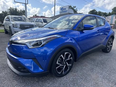Used 2018 Toyota C-HR XLE FWD image 3