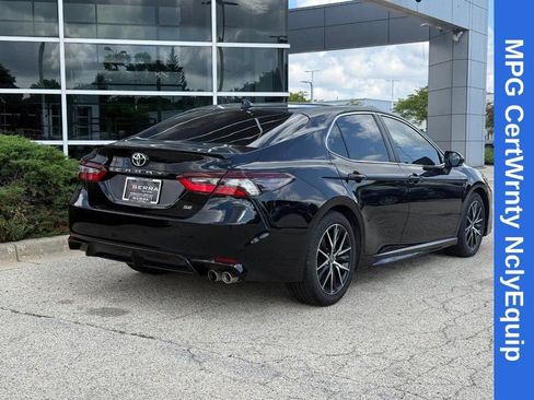 Used 2023 Toyota Camry SE FWD image 3
