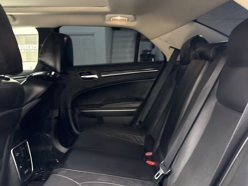 Used 2019 Chrysler 300 Limited image 18