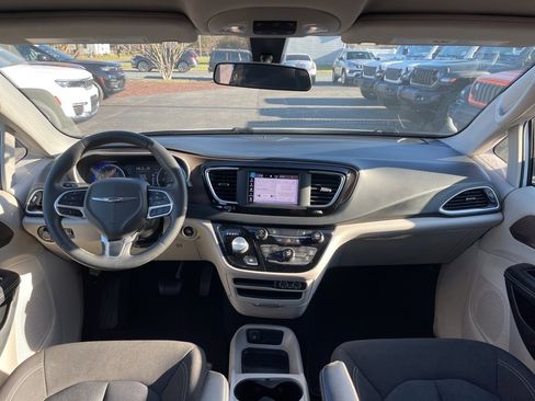 Used 2022 Chrysler Voyager LX image 8