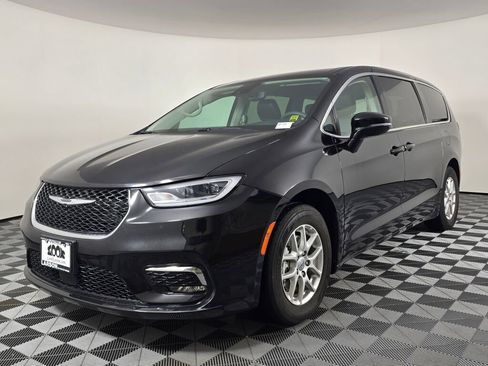 Used 2024 Chrysler Pacifica Touring-L image 7