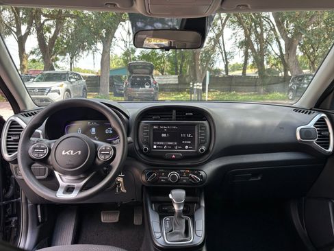 Used 2025 Kia Soul LX w/ LX Technology Package FWD image 31
