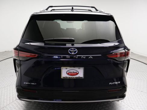 Certified 2025 Toyota Sienna Platinum image 10