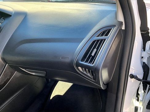 Used 2018 Ford Focus SE w/ SE Appearance Package image 24