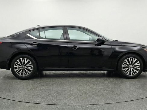 Used 2025 Nissan Altima 2.5 SV FWD image 11