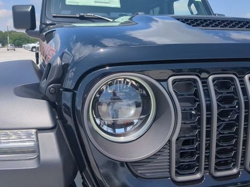 Used 2024 Jeep Gladiator Mojave AWD/4WD image 9
