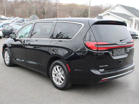Used 2024 Chrysler Pacifica Touring image 6