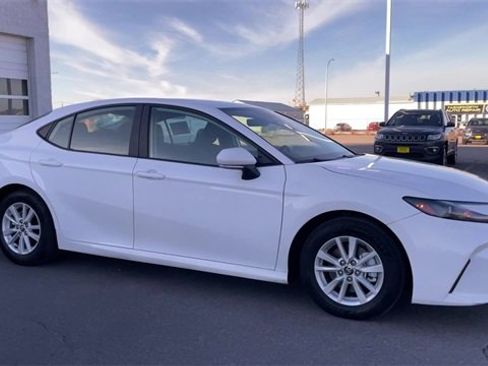 Used 2025 Toyota Camry LE image 3