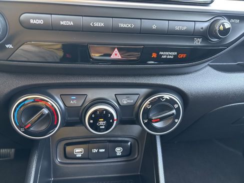 Used 2025 Hyundai Venue SE image 14