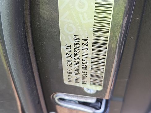 Used 2023 Jeep Grand Cherokee Altitude AWD/4WD image 7