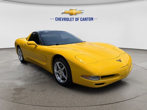 Used 2000 Chevrolet Corvette Coupe w/ Roof Pkg RWD image 3