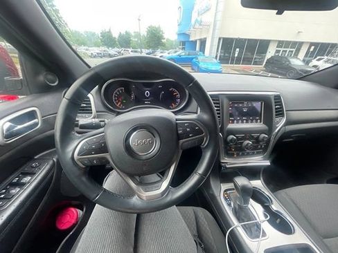 Used 2018 Jeep Grand Cherokee Laredo AWD/4WD image 12