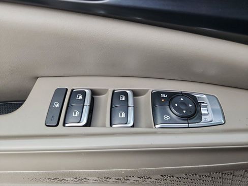 Used 2025 Kia Carnival FWD image 18