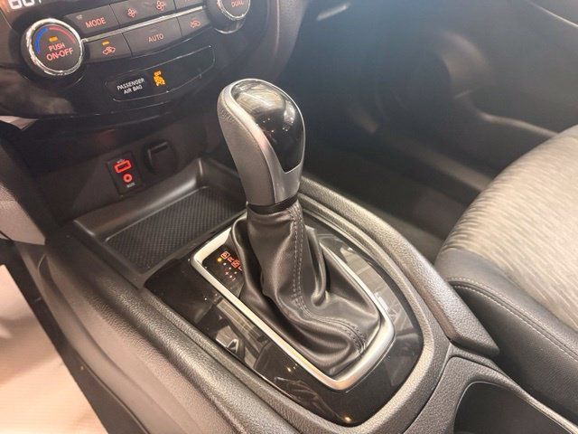 Used 2017 Nissan Rogue SV AWD/4WD image 16