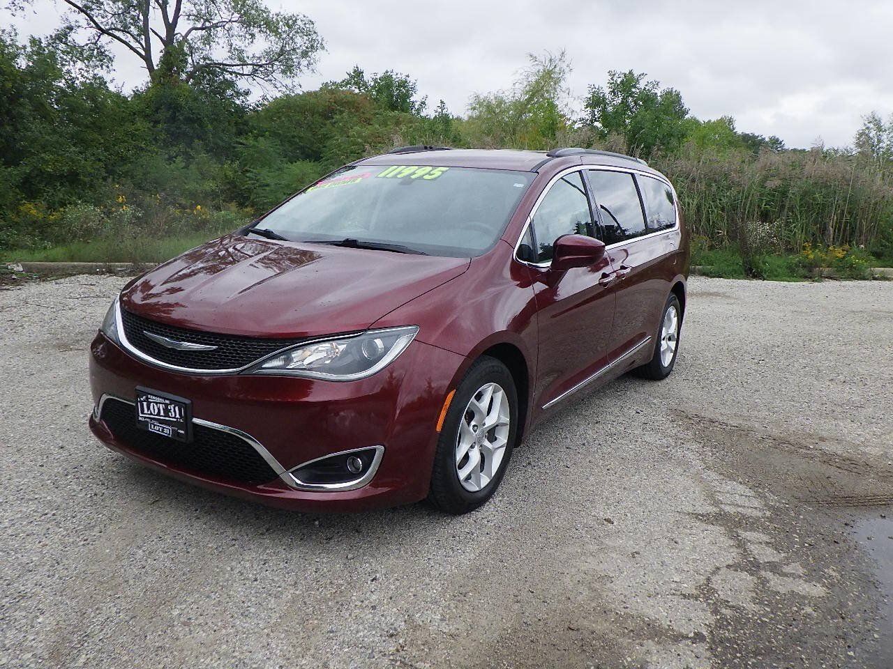 Used 2017 Chrysler Pacifica Touring-L w/ Tire & Wheel Group FWD image 1