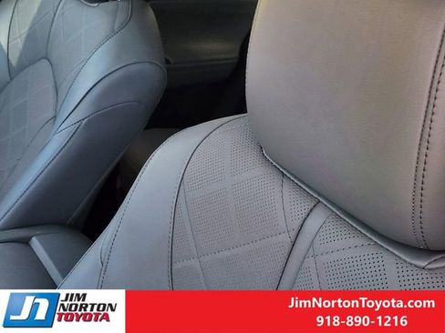 Used 2025 Toyota Highlander Platinum image 17