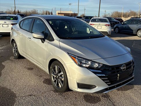 Used 2025 Nissan Versa SV image 3