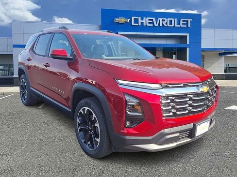 Used 2025 Chevrolet Equinox LT w/ Convenience Package II image 2