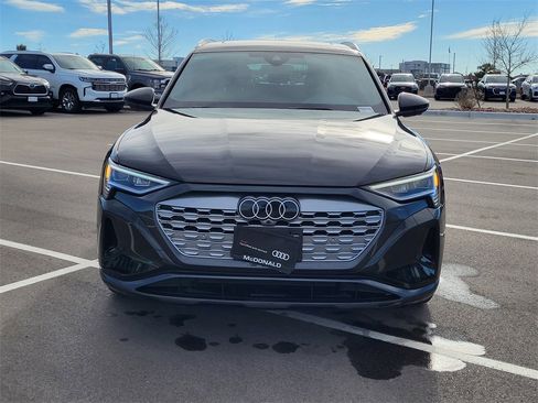 Used 2024 Audi Q8 e-tron Premium Plus image 8