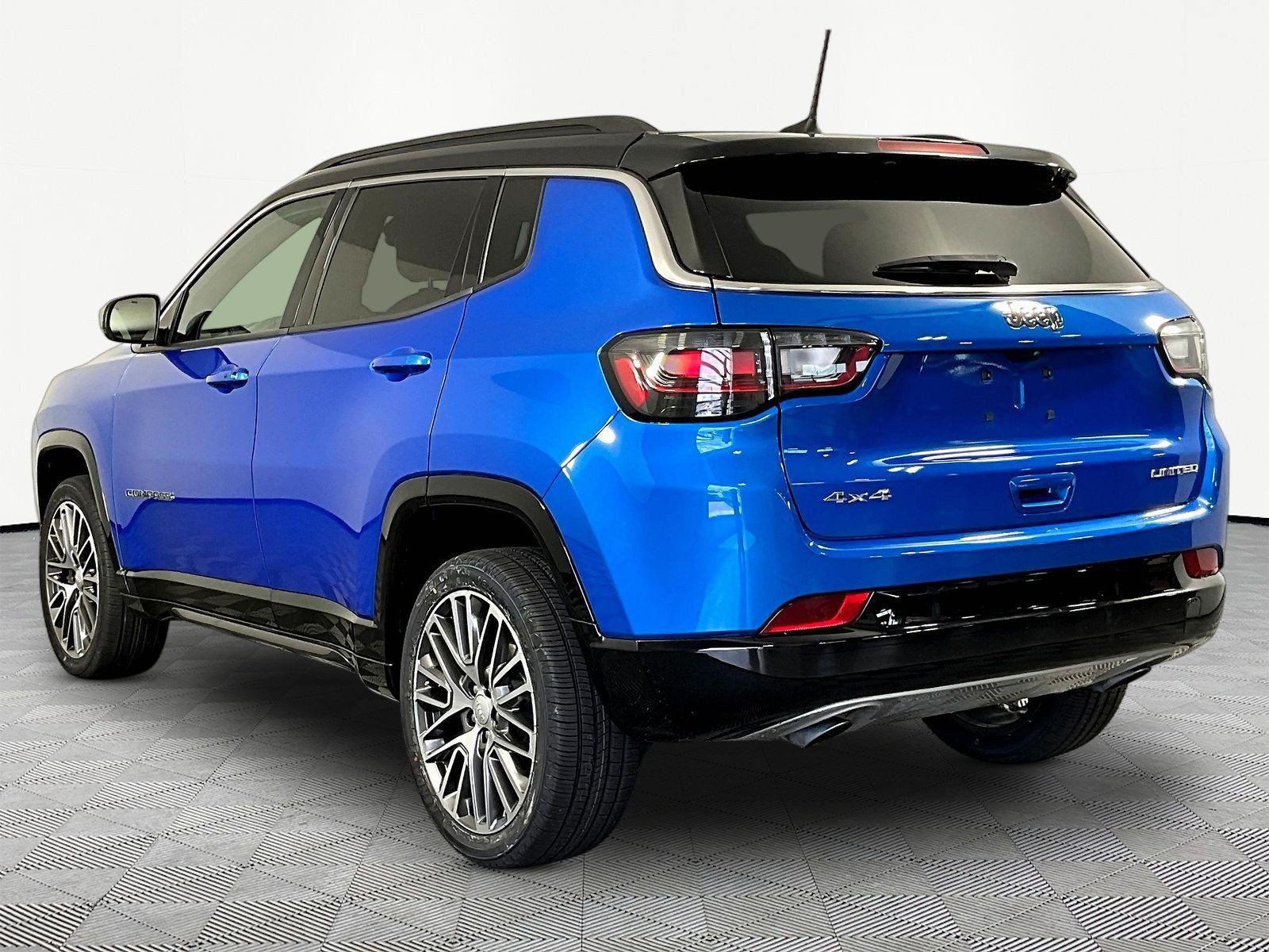Used 2023 Jeep Compass Limited w/ Elite Group AWD/4WD image 4