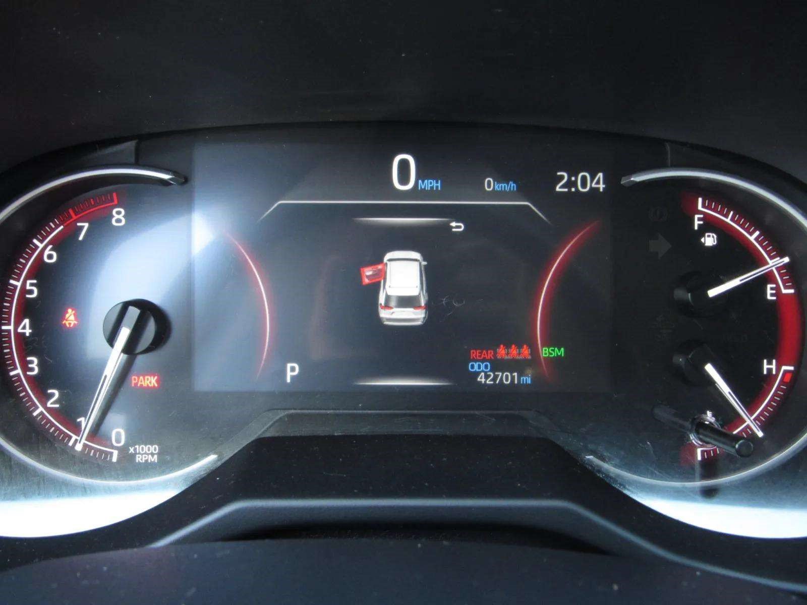 Used 2025 Toyota RAV4 XLE FWD image 25