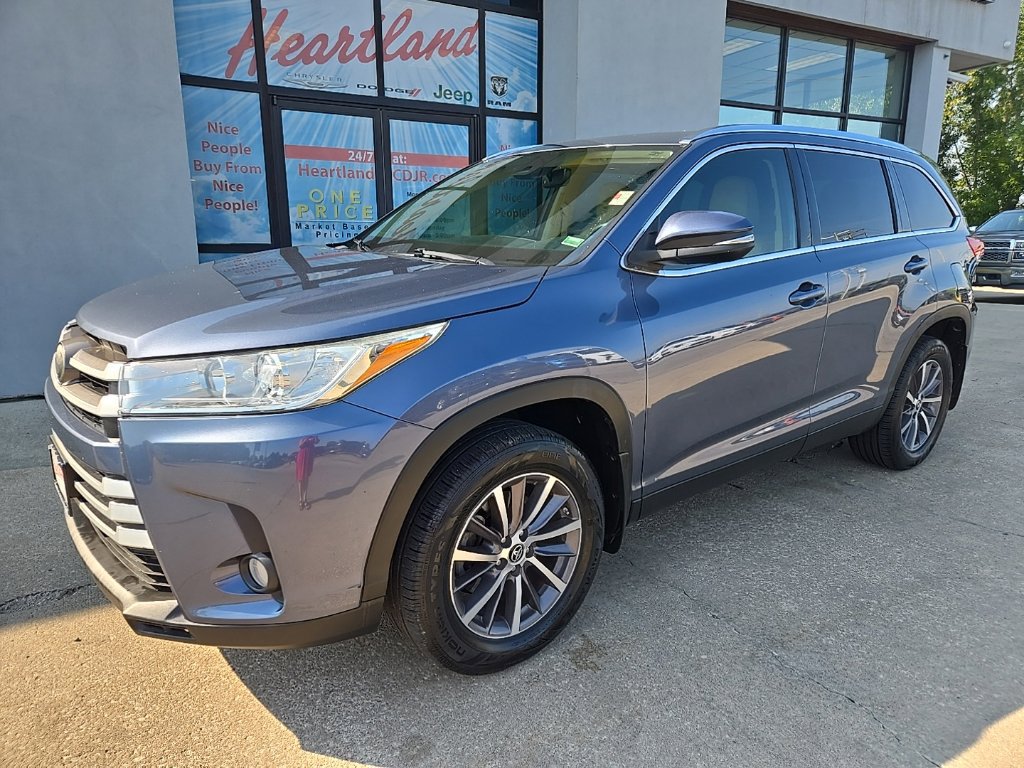Used 2019 Toyota Highlander XLE FWD image 2