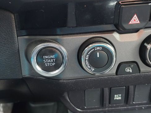 Used 2018 Toyota Tacoma TRD Off-Road image 30