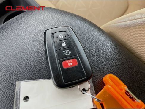 Used 2021 Toyota RAV4 XLE w/ Convenience Package FWD image 23