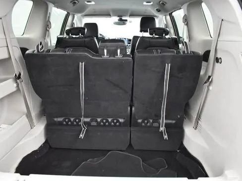 Used 2024 Chrysler Pacifica Touring-L FWD image 16