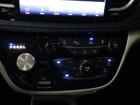 Used 2021 Chrysler Pacifica Touring w/ Cold Weather Group FWD image 17